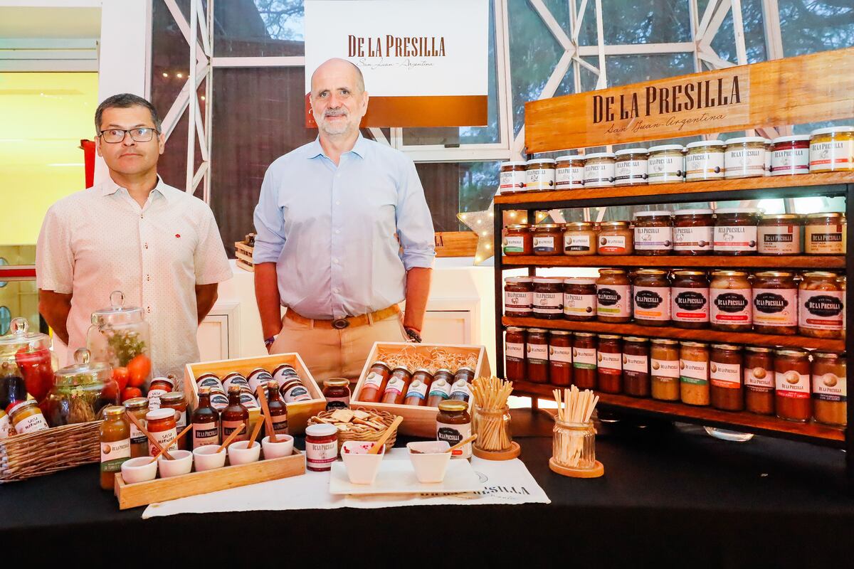 VALOR AGREGADO. Edgardo Wiszniovski (segundo desde la izquierda), socio de la empresa, sostiene que los principales clientes de la marca son los negocios de productos gourmet y las vinotecas (Gentileza De la Presilla)
