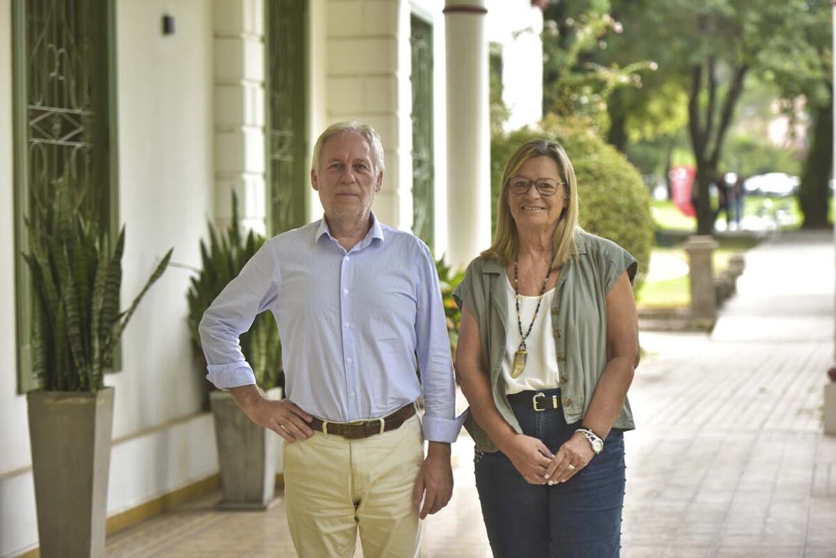 Hugo Caligaris (Secretario de Tecnología y Desarrollo Digital de la UBP) y Teresa Olivi (Rectora de la UBP). (Facundo Luque/La Voz)