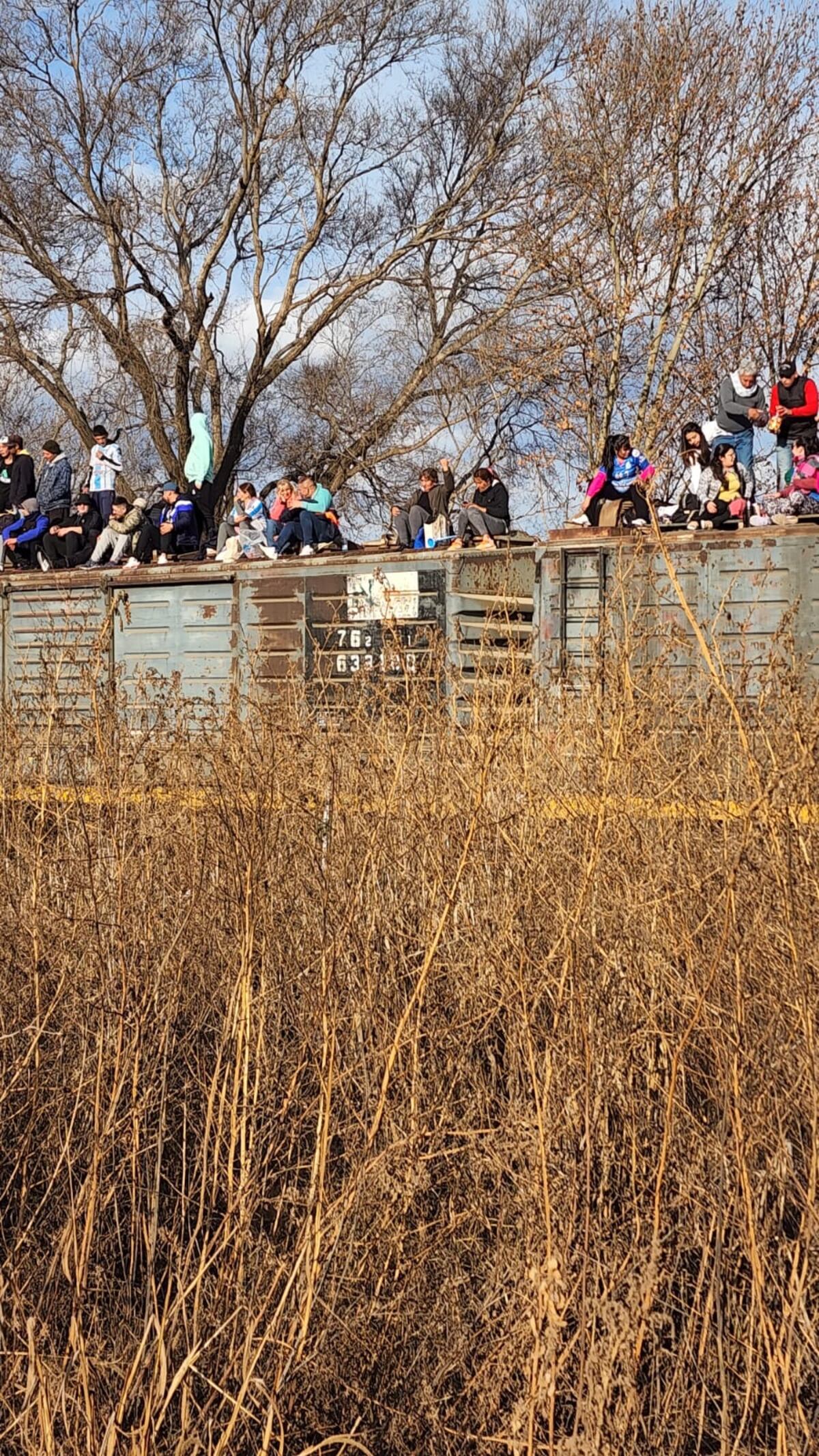 La hinchada de Alberdi de Río Cuarto se ubicó en vagones de ferrocarril para alentar al equipo ante Acción Juvenil de General Deheza. (Gentileza Denise Audrito)