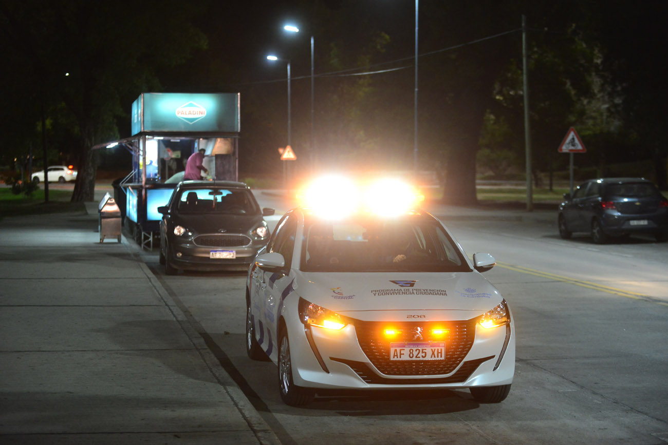 El mismo sector y la misma hora de la foto anterior. Ahora ya no se juntan los motoqueros, sino que hay una patrulla municipal. (Nicolás Bravo / La Voz)