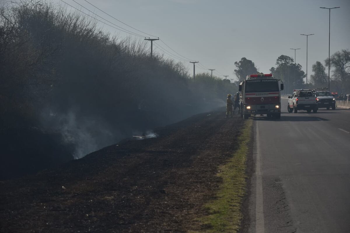 Incendio en cercanías de la ruta E-53. (Facundo Luque/La Voz)