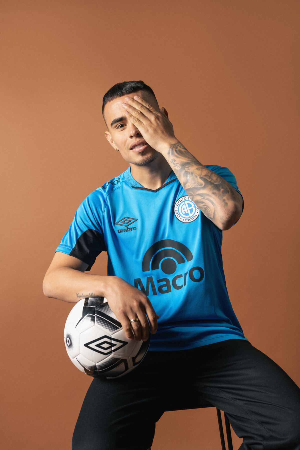 Las fotos de Belgrano con los detalles de sus nuevas remeras. (Prensa Belgrano)