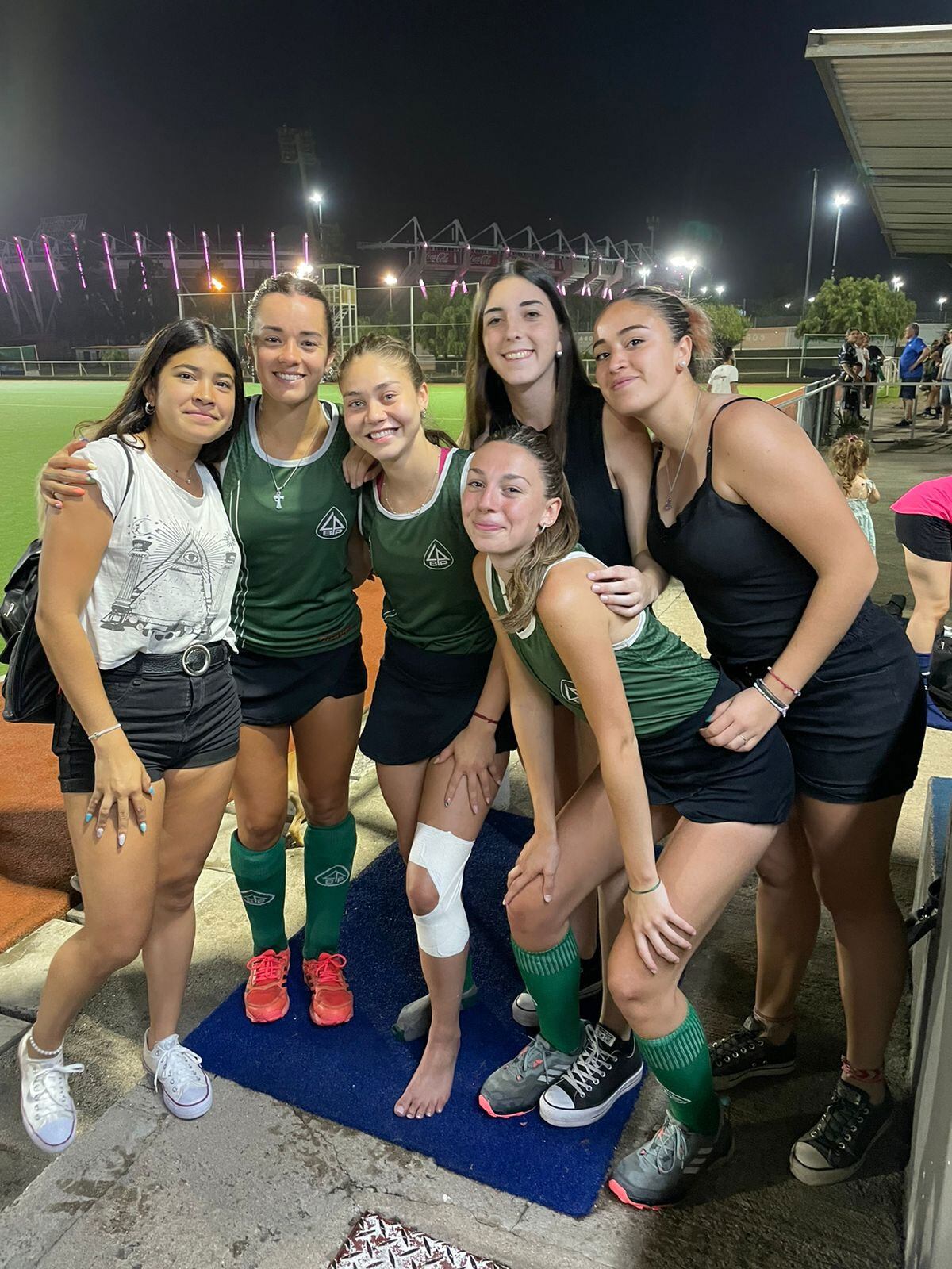 "Cami" Lanza con su rodilla lesionada y sus compañeras de Barrio Parque, a quienes alentará desde afuera este sábado. (Gentileza Camila Lanza)