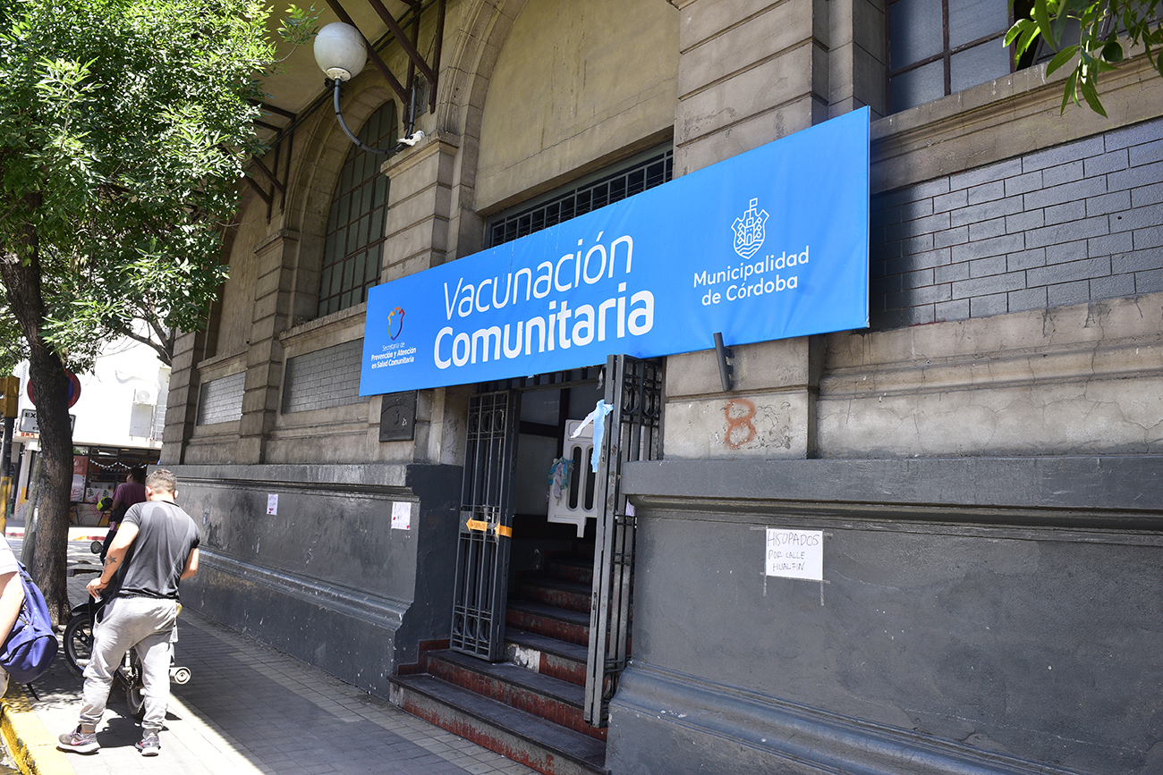 Centro de vacunación Covid-19 en el ex Registro Civil. (José Gabriel Hernández / La Voz).