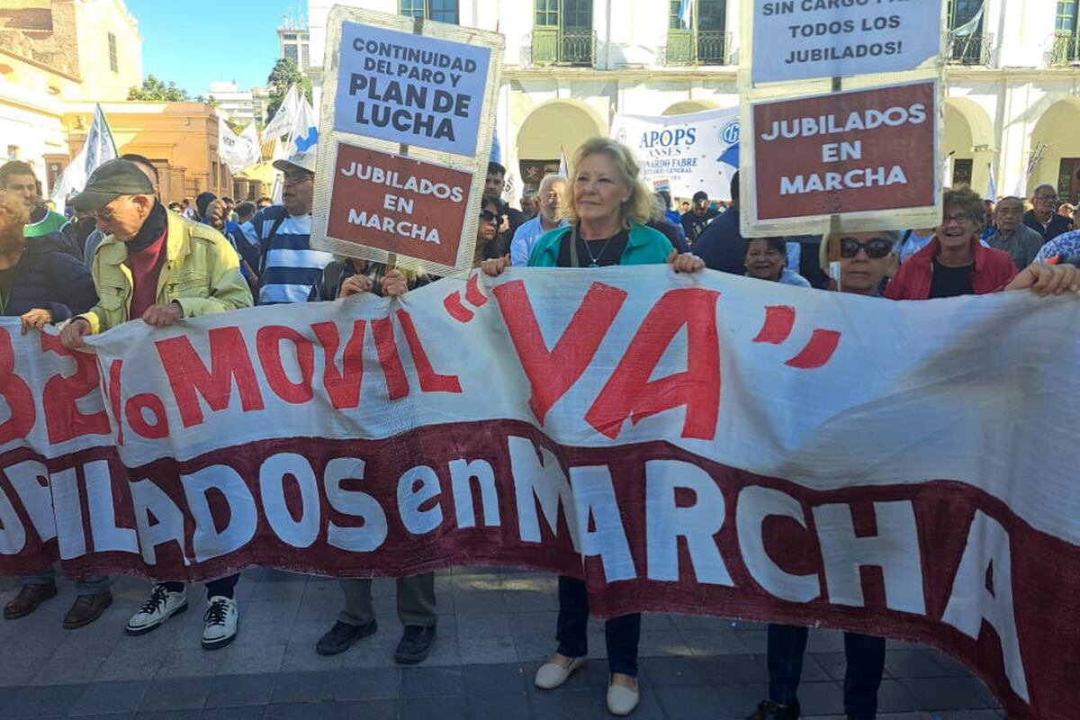 Córdoba. Movimientos sindicales decidieron anticipar la celebración del “Día del Trabajo” y se movilizan este miércoles 30 de abril por las calles céntricas. (José Gabriel Hernández / La Voz)