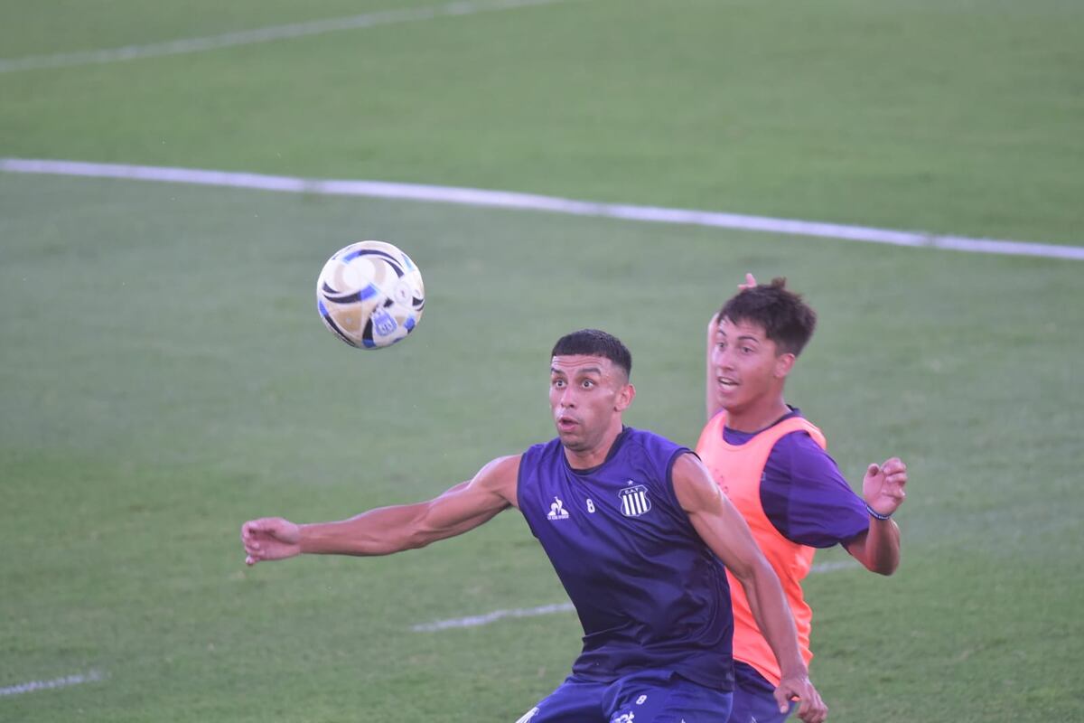 Talleres: el entrenamiento abierto reforzó el vínculo entre el plantel y su gente, en una tarde marcada por el viento y el aliento constante. (Javier Ferreyra / La Voz)