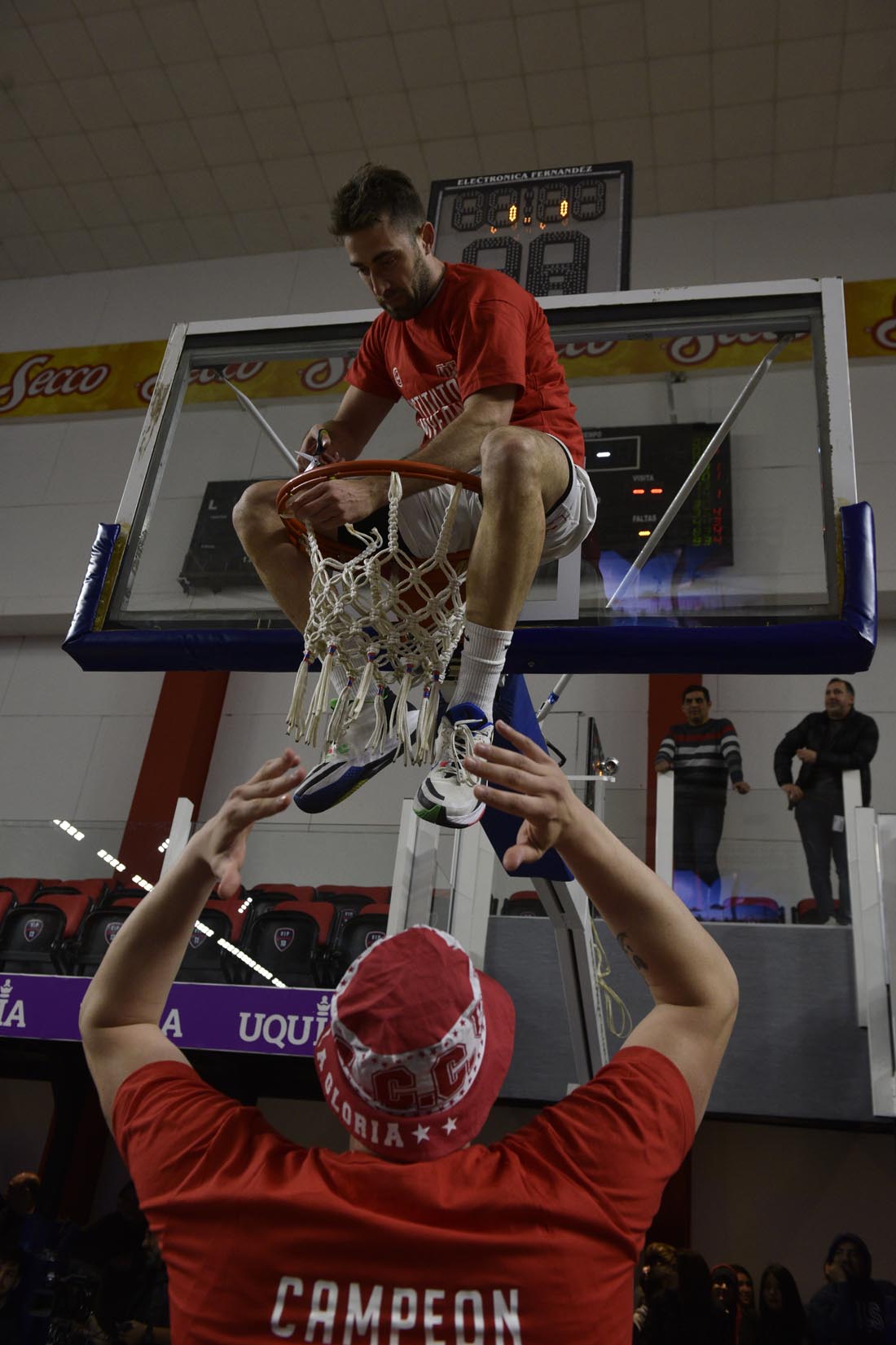 Instituto festejó el título de la Liga Nacional al vencer a Quimsa en Santiago del Estero. Nicolás Copello se quedó con uno de los premios más requeridos: las redes. (Ramiro Pereyra / La Voz)