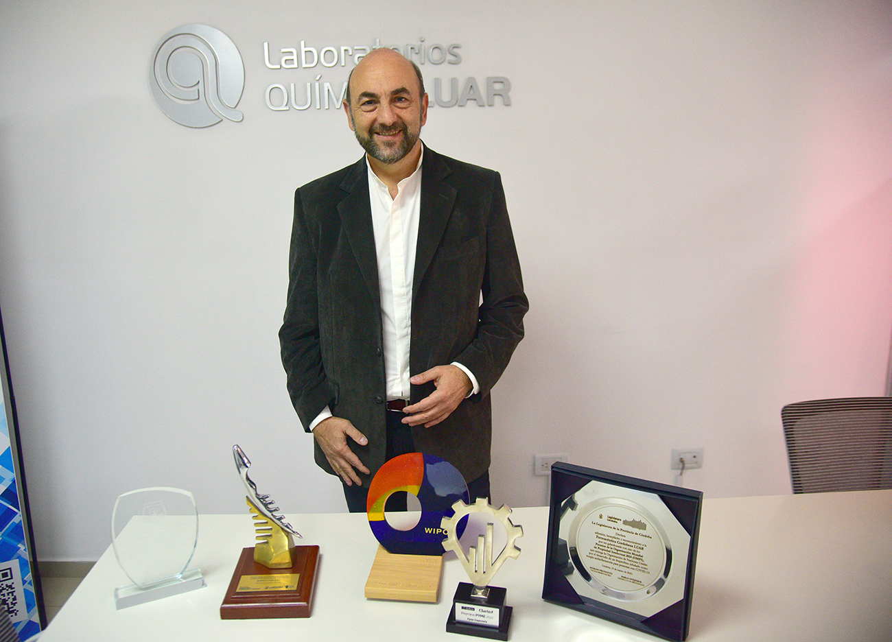 Luis muestra algunos de los premios obtenidos por la empresa. Los más destacados, incluyendo el de ONU (Wipo), por el desarrollo del ibuprofeno inhalado creado como terapia antiinflamatoria para enfermos de Covid.
Foto: Pedro Castillo / La Voz