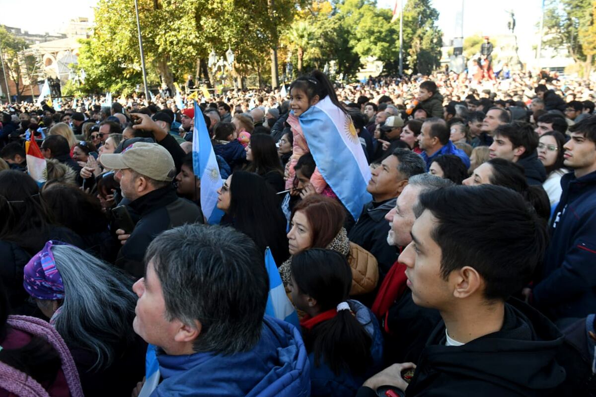 Una multitud espera la llegada del presidente Javier Mieli al Acto de mayo en Córdoba. (Javier Ferreyra / La Voz)