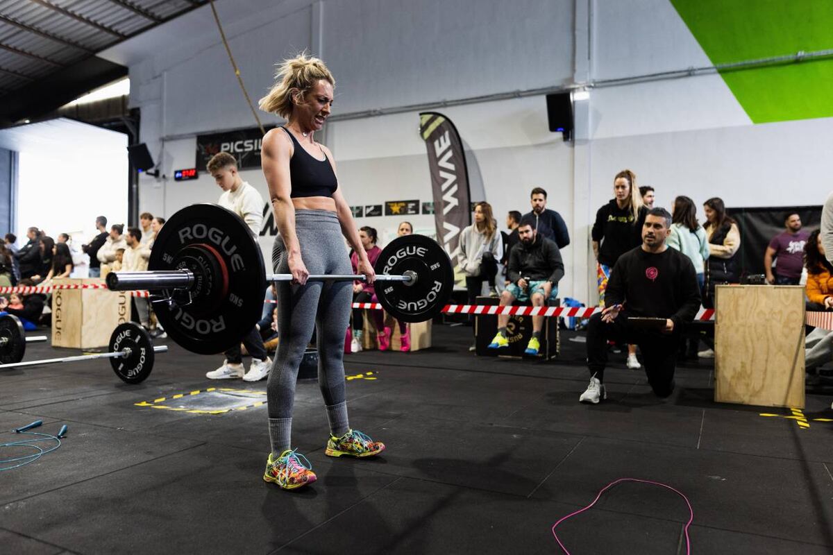 El CrossFit Open de este 2025 contó con un total de 233.815 inscriptos, el número más bajo desde el año 2014 (209.585). Aunque hay muchos motivos que pueden haber incidido en la reducción de la cantidad de participantes, algunos expertos sostienen que la muerte del atleta serbio Lazar Dukic en los CrossFit Games 2024 y la forma en que la organización lidió con el asunto podrían haber causado un quiebre en la confianza con la empresa. (Prensa CrossFit)