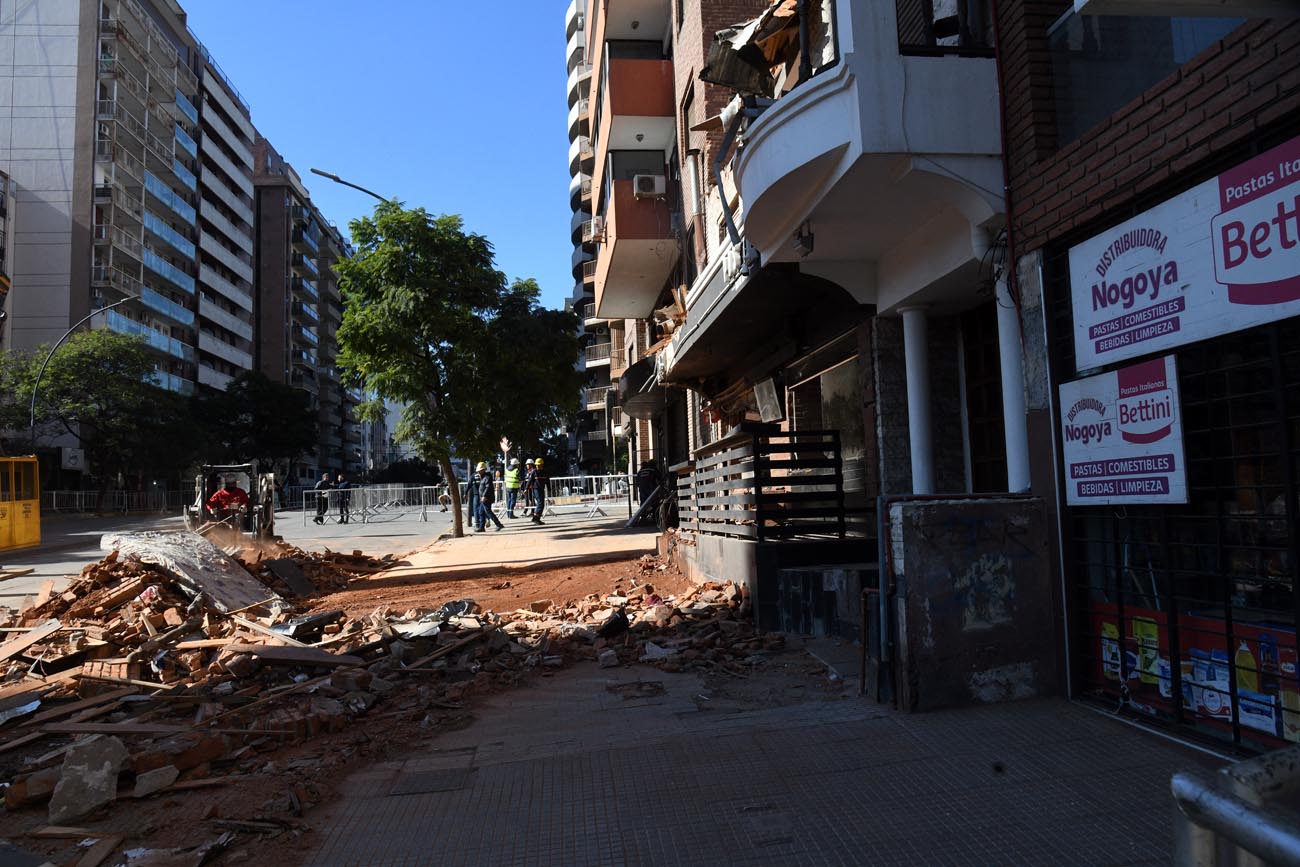 Comenzó la remoción de escombros del en el edificio de Bv San Juan. Ramiro Pereyra/La Voz