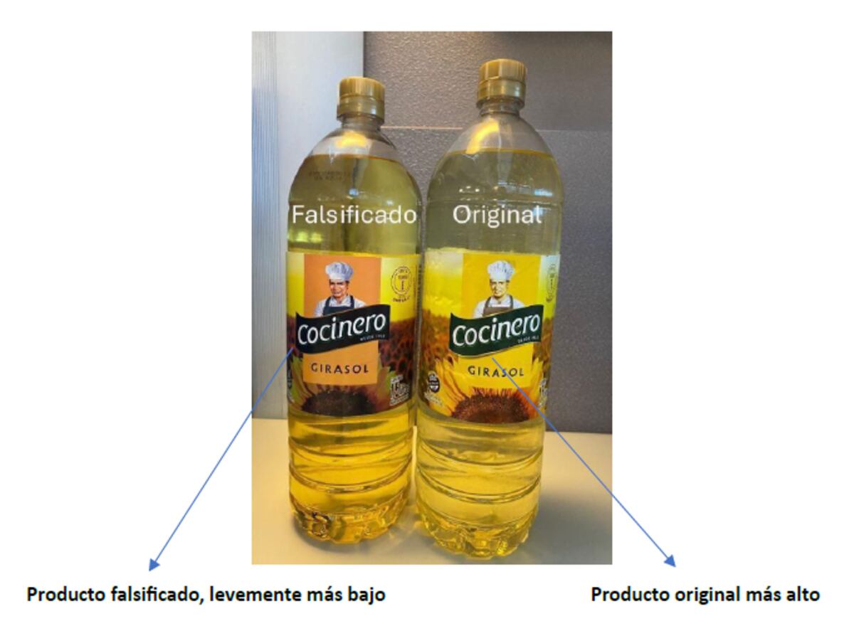 La botella genuina es levemente más alta, con un plástico cristalino y resistente a golpes.