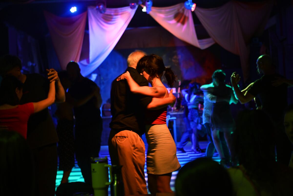 Así es una noche de milonga y tango en el bar Tsunami con la orquesta Típica Vevo. (Javier Ferreyra / La Voz)