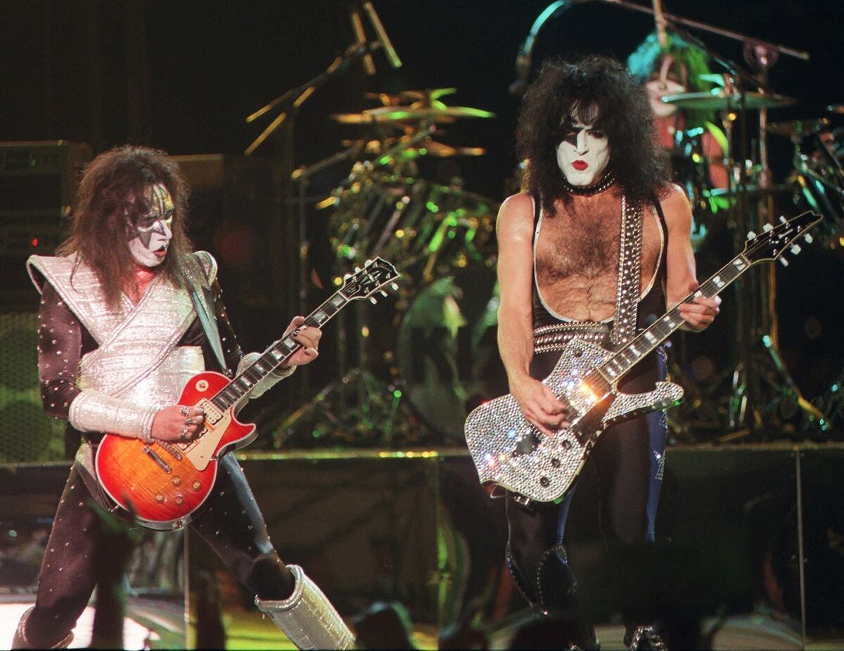 Ace Frehley junto a Paul Stanley, el otro guitarrista fundador de Kiss. (AP).