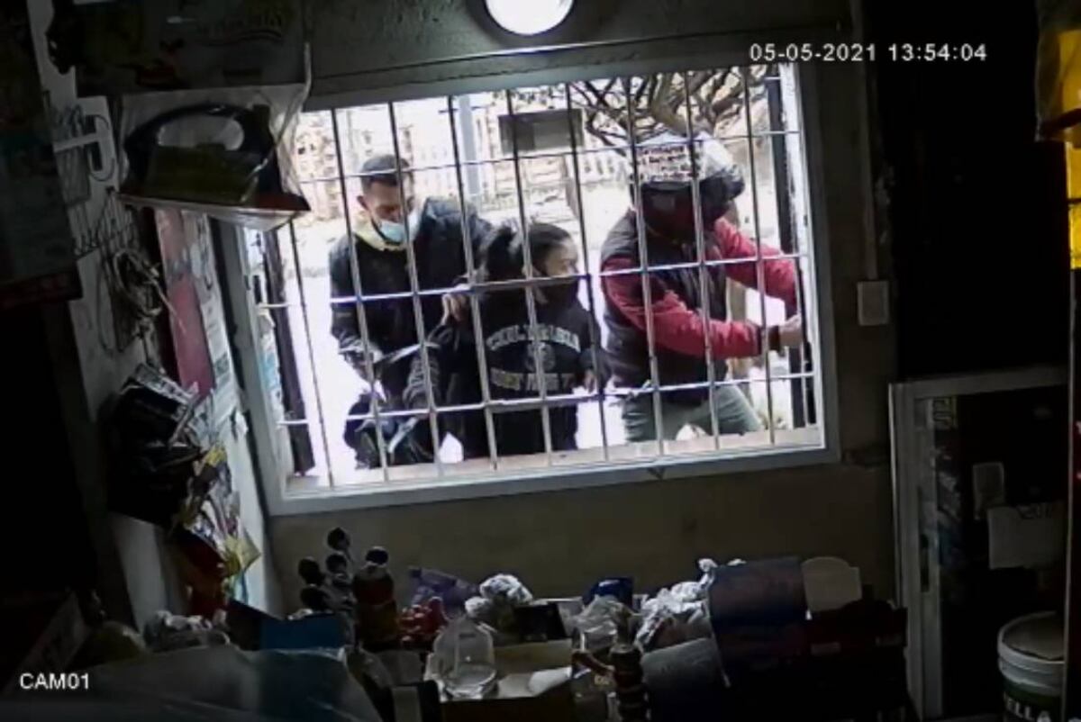 Inseguridad. Dos adolescentes fueron asaltadas días atrás, cuando compraban en un quiosco antes de entrar al colegio (Captura El Doce).