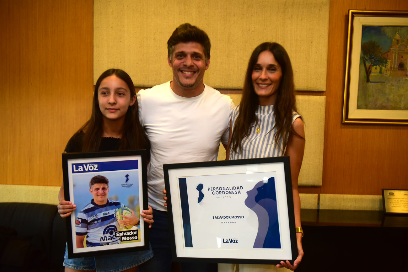Salvador Mosso, Personalidad Cordobesa 2025 de La Voz, con su hija Bernardita y su mujer Dolores. (Nicolás Bravo / La Voz)