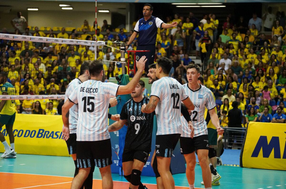 Festeja argentina en un estadio colmado de verde y amarillo. Argentina es campeón Sudamericano. (Mauricio Val/FVImagem/CBV)