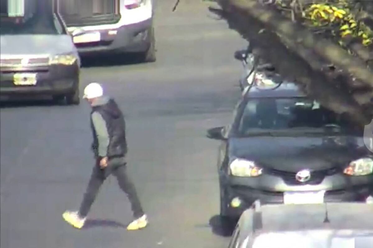 Rompieron un auto a plena luz del día, los vieron por las cámaras y quedaron detenidos. (Policía de Córdoba)