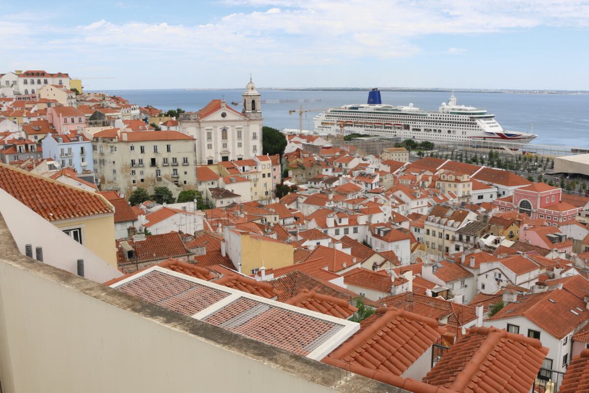 Lisboa - Ciudad de colinas y tejados rojizos, volcada al Tajo y al mar, con el alma típica de Portugal.