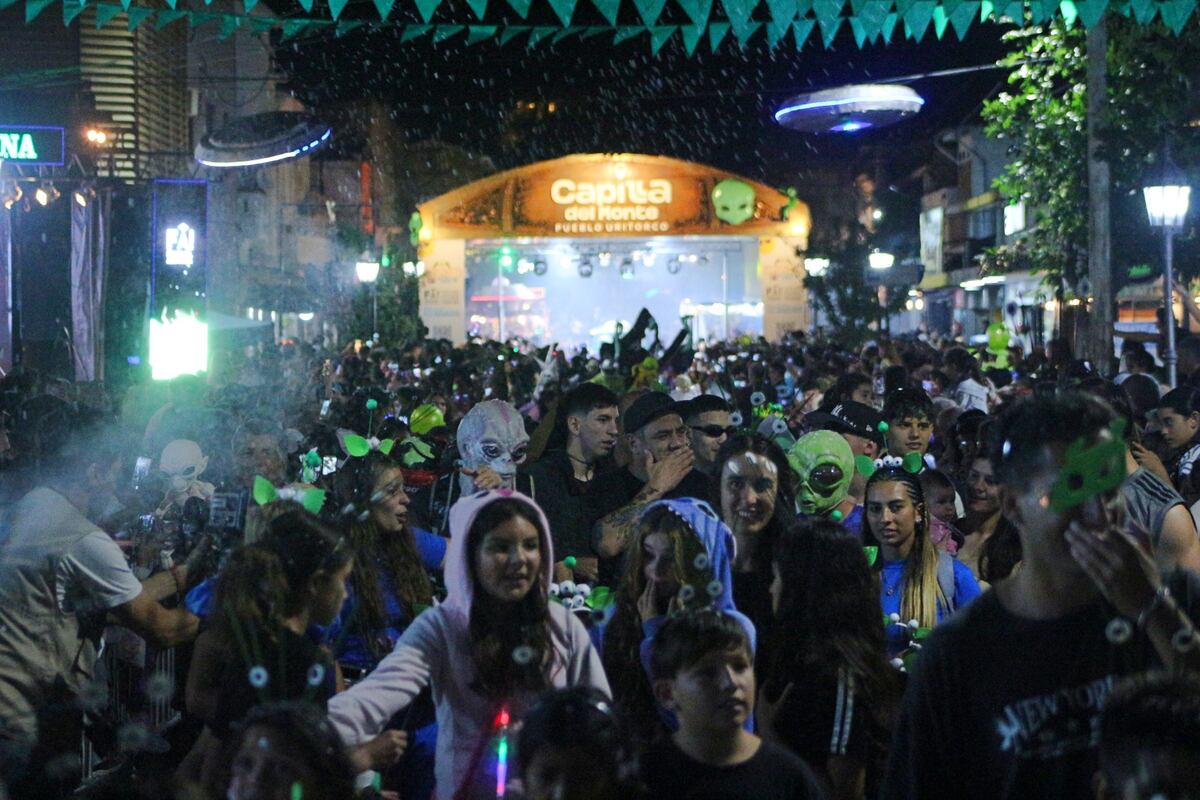 Festival Alienígena 2026: una multitud acudió a la primera noche en Capilla del Monte