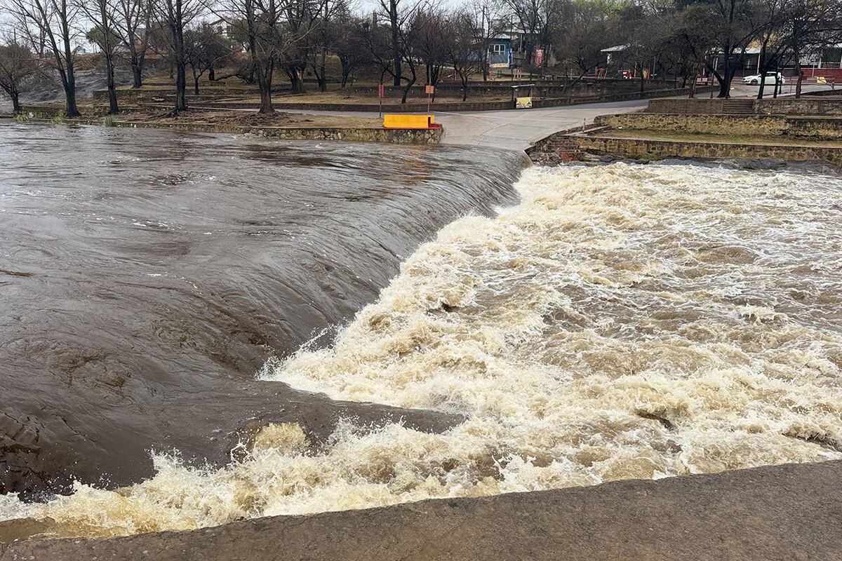 Tormenta Santa Rosa. Creciente en Villa Carlos Paz: tras las intensas lluvias, creció 2,5 metros. (La Voz)