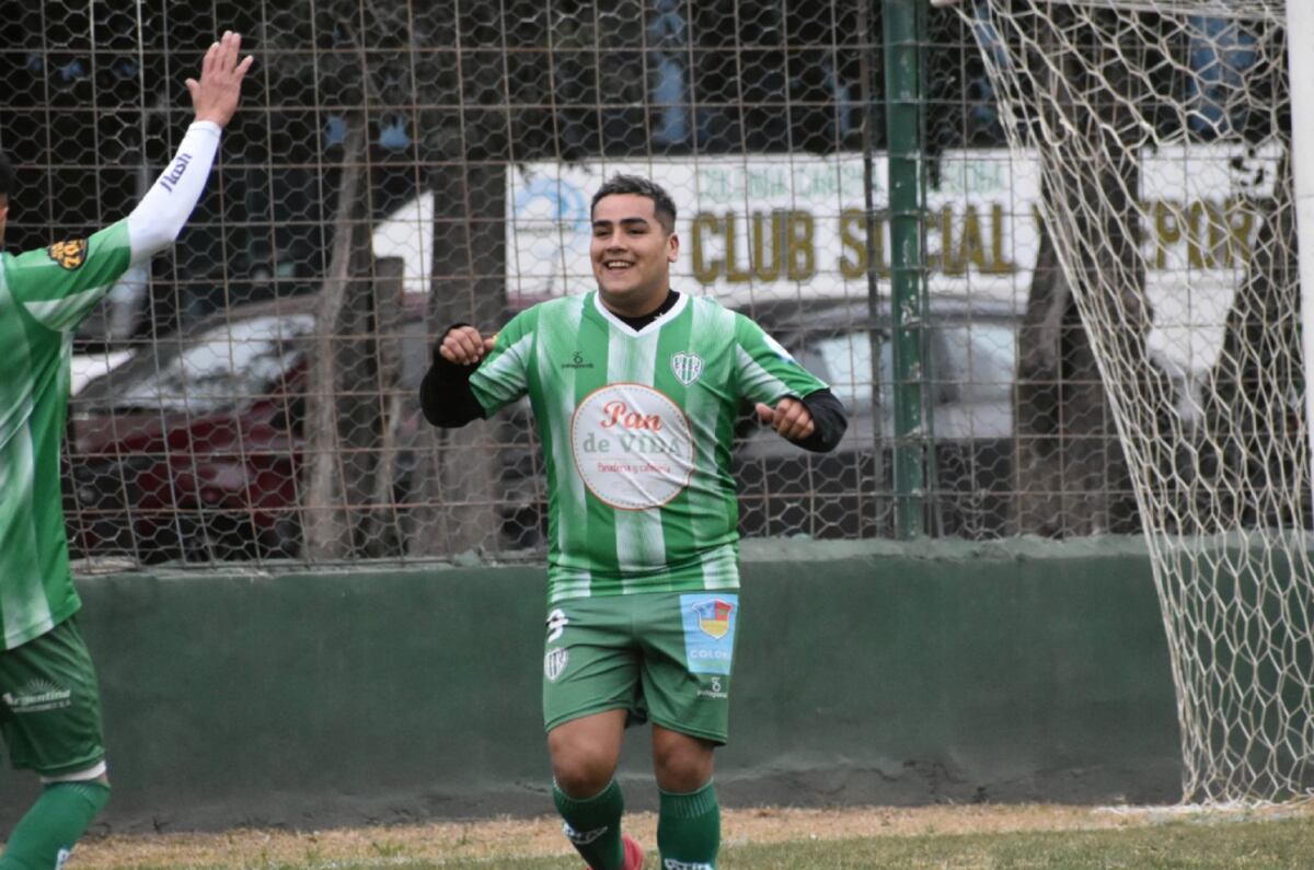 Cristian Nicolás Ibáñez, más conocido como "Manolo", un temible goleador que tiene  la Liga Regional Colón. Metió siete tantos en un partido. (Gentileza Facebook Deportivo Colón).