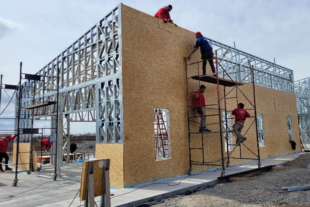 Para las empresas desarrollistas argentinas, el sistema Steel Framing representa mucho más que una alternativa constructiva: constituye una estrategia integral que responde a las demandas actuales del mercado inmobiliario, al combinar eficiencia operativa, previsibilidad técnica y ventajas comerciales concretas.