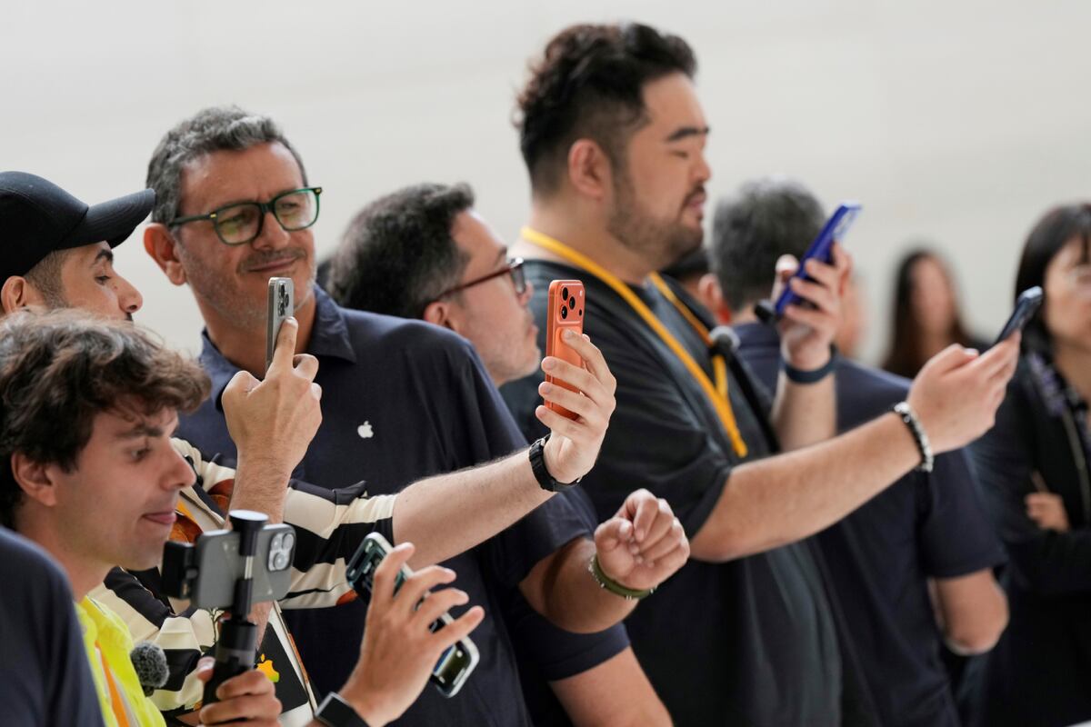 Los asistentes observan de cerca el iPhone 17 Pro Max durante un anuncio de nuevos productos en el Apple Park el martes 9 de septiembre de 2025 en Cupertino, California. (Foto AP/Godofredo A. Vásquez)