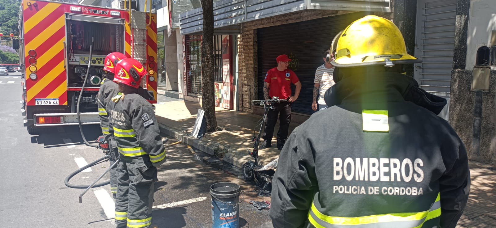 Un monopartín provocó un incendio en un edificio. (Policía de Córdoba)