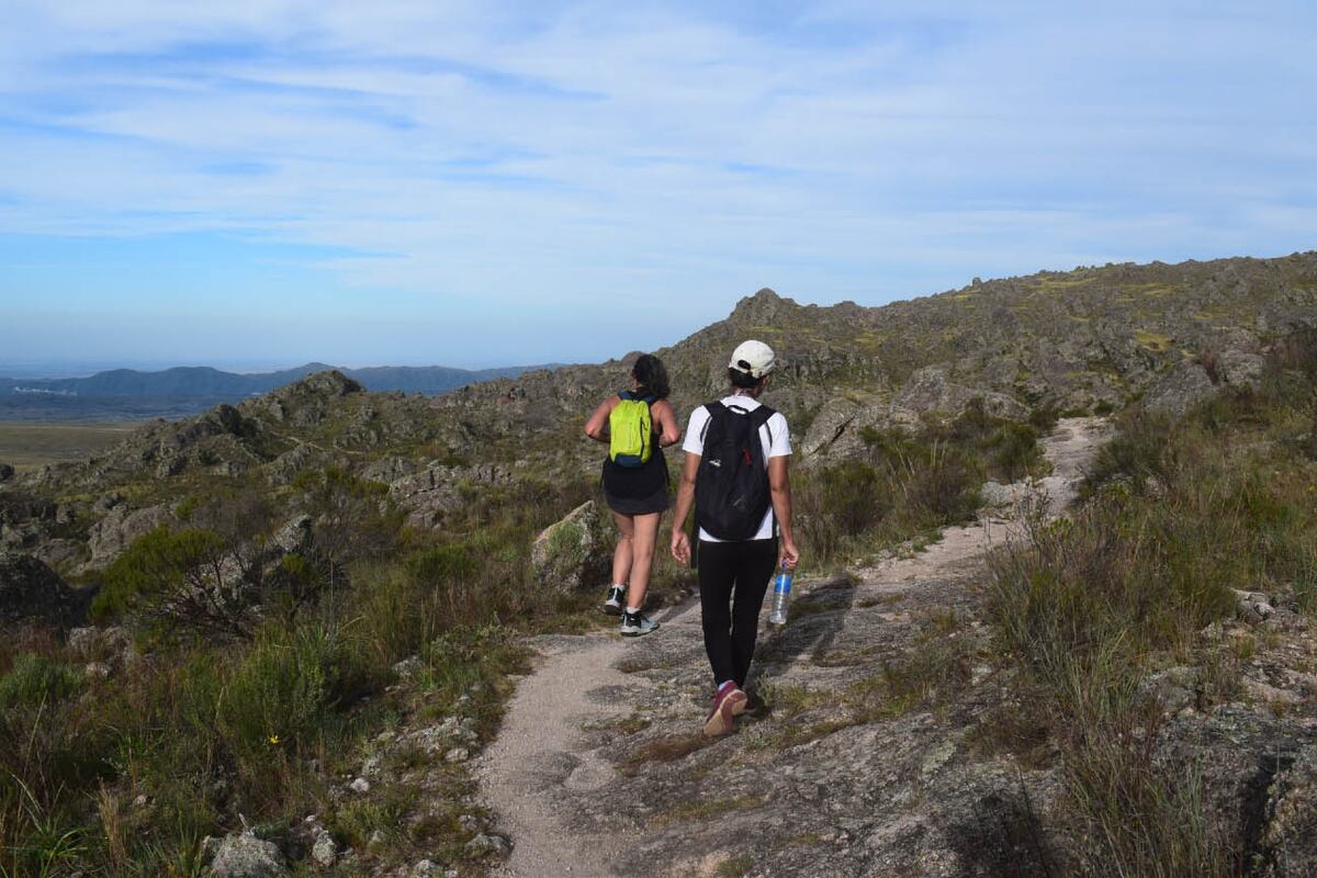 Senderismo o trekking: una actividad que suma visitantes en las Sierras. Más, en fines de semana largos. .