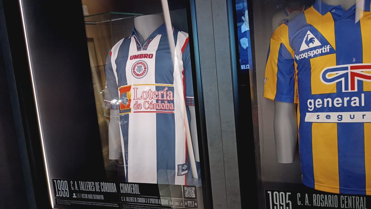 La camiseta de Talleres que se luce en el Museo Legends. Es por la obtención de un trofeo internacional del equipo cordobés. (Gentileza Elvio Orazi)