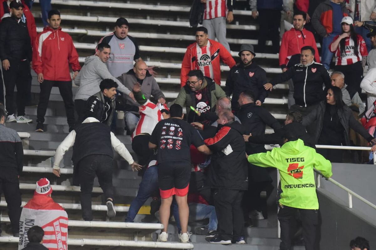 Peleas entre hinchas de Instituto en la platea Ardiles. (José Gabriel Hernández / La Voz)