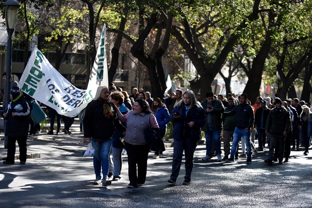 Empleados municipales de Córdoba interrumpen el tránsito sobre calle Chacabuco. (Ramiro Pereyra / La Voz)