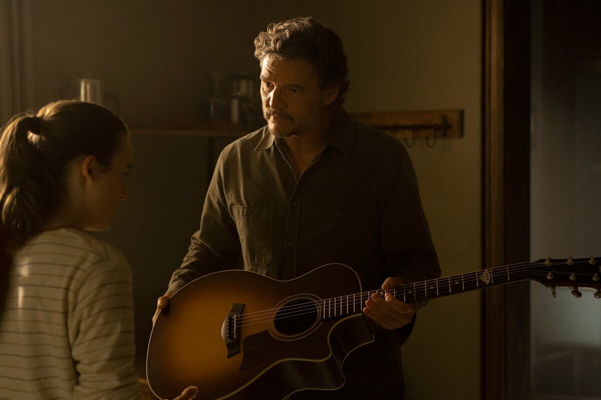The Last of Us 2: Joel le regala la guitarra a Ellie (HBO Max)
