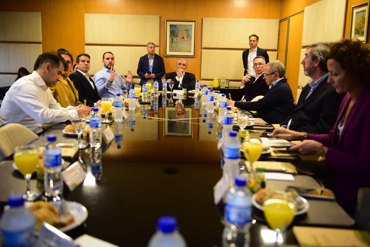 La primera edición del ciclo en 2025 contó con la presencia de Fabián López, ministro de Infraestructura y Servicios Públicos de la Provincia y representantes de los sectores productivos de Córdoba. (Nicolás Bravo/La Voz)