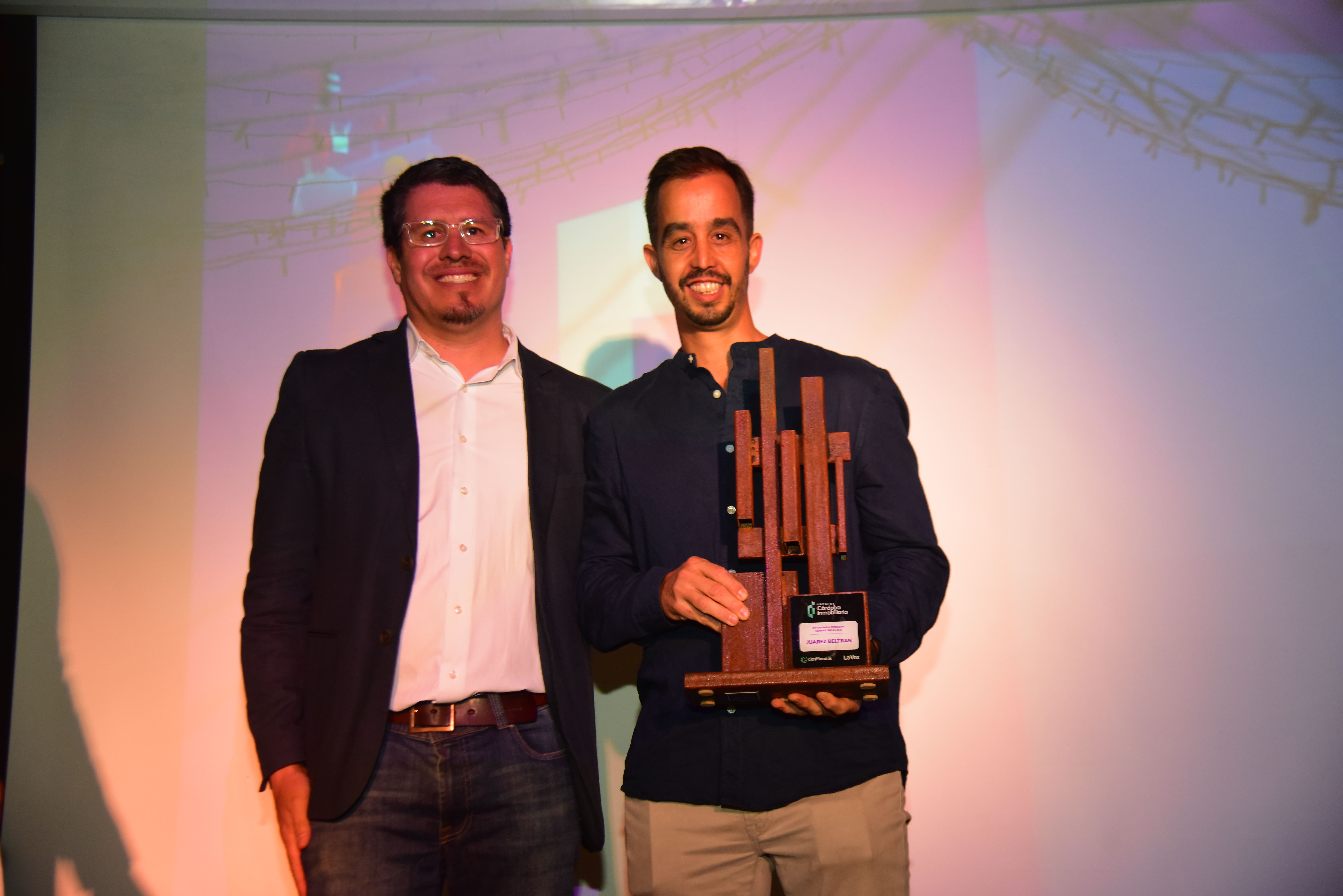 Marcelo Arce, de Bancor, entregó el premio a Tomás Juárez Beltrán. (Javier Ferreyra)