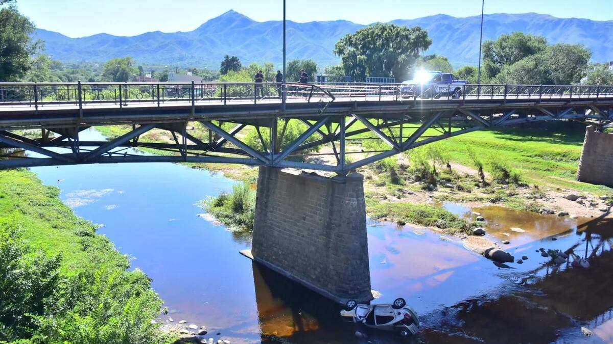 Un auto perdió el control y cayó del puente carretero de Cosquín. (Gentileza Jairo Stepanoff)