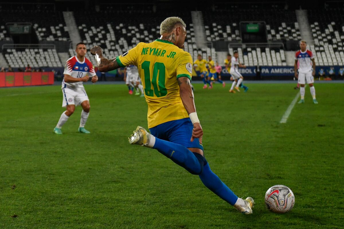 Neymar, el astro de Brasil, en acción ante Chile en el partido de cuartos de final de Copa América. (Prensa Copa América).