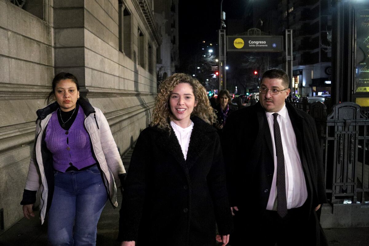 Lourdes Arrieta y su abogado, Yamil Castro Bianchi. FOTO: AGENCIA NOTICIAS
ARGENTINAS / MARIANO SANCHEZ.