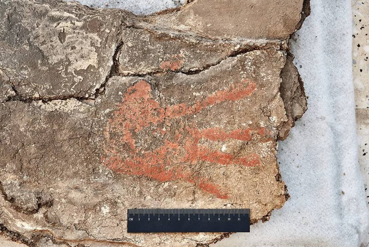 Una mano pintada en una pared de la ciudad más antigua del mundo. (Jason Quinlan / Çatalhöyük Research Project)