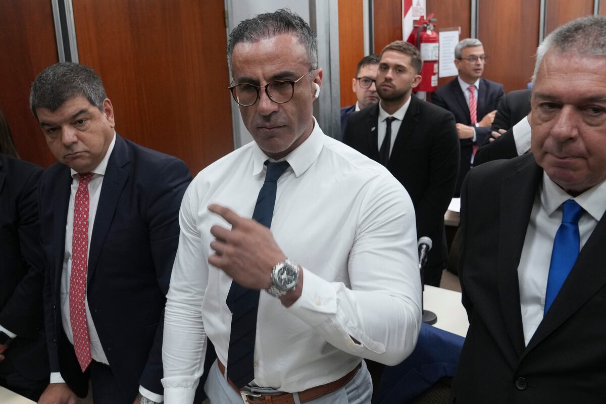 El neurocirujano Leopoldo Luque, quien sirvió como médico de cabecera de Diego Maradona, se pone de pie ante la corte en el primer día del juicio por homicidio contra siete profesionales de la salud, en San Isidro, Argentina, martes 11 marzo,  2025. (AP Foto/Natacha Pisarenko)