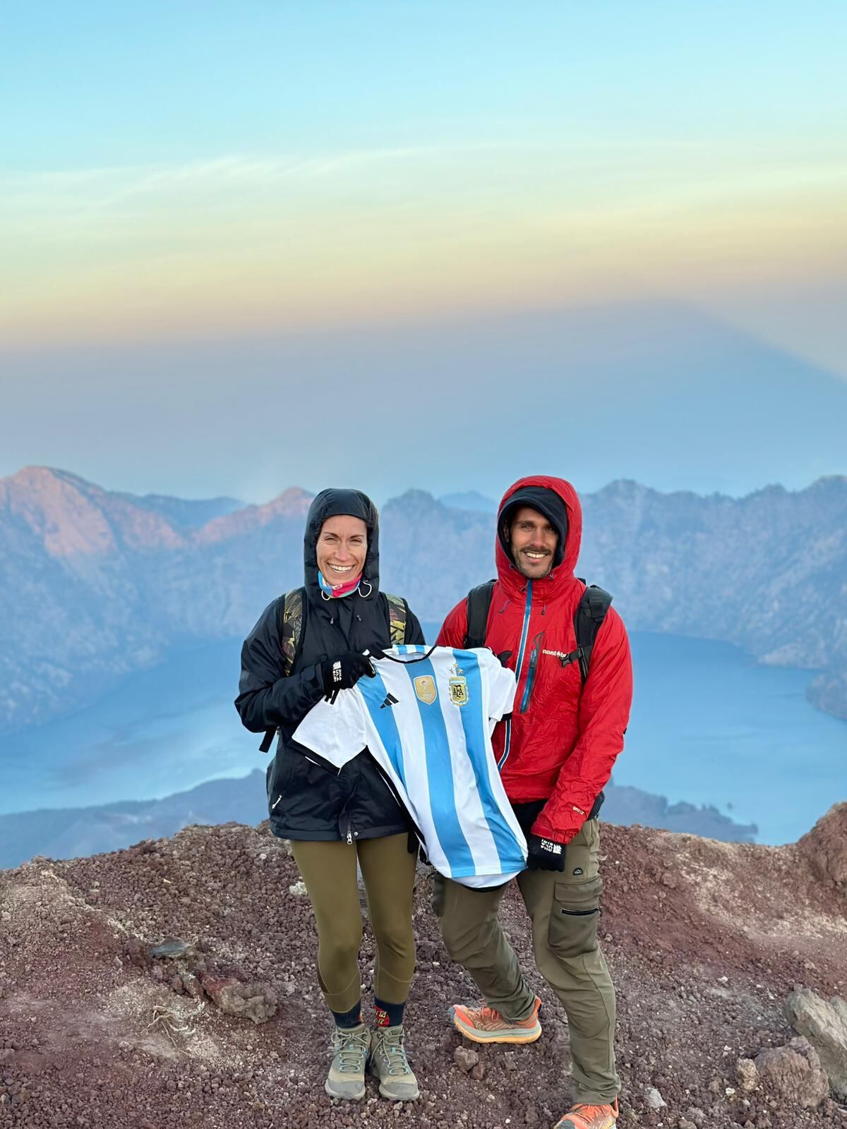 Vicente Polimeni con su pareja Barbie, también cordobesa, en la cima del monte Rinjani con vista al cráter de Indonesia. (Gentileza)
