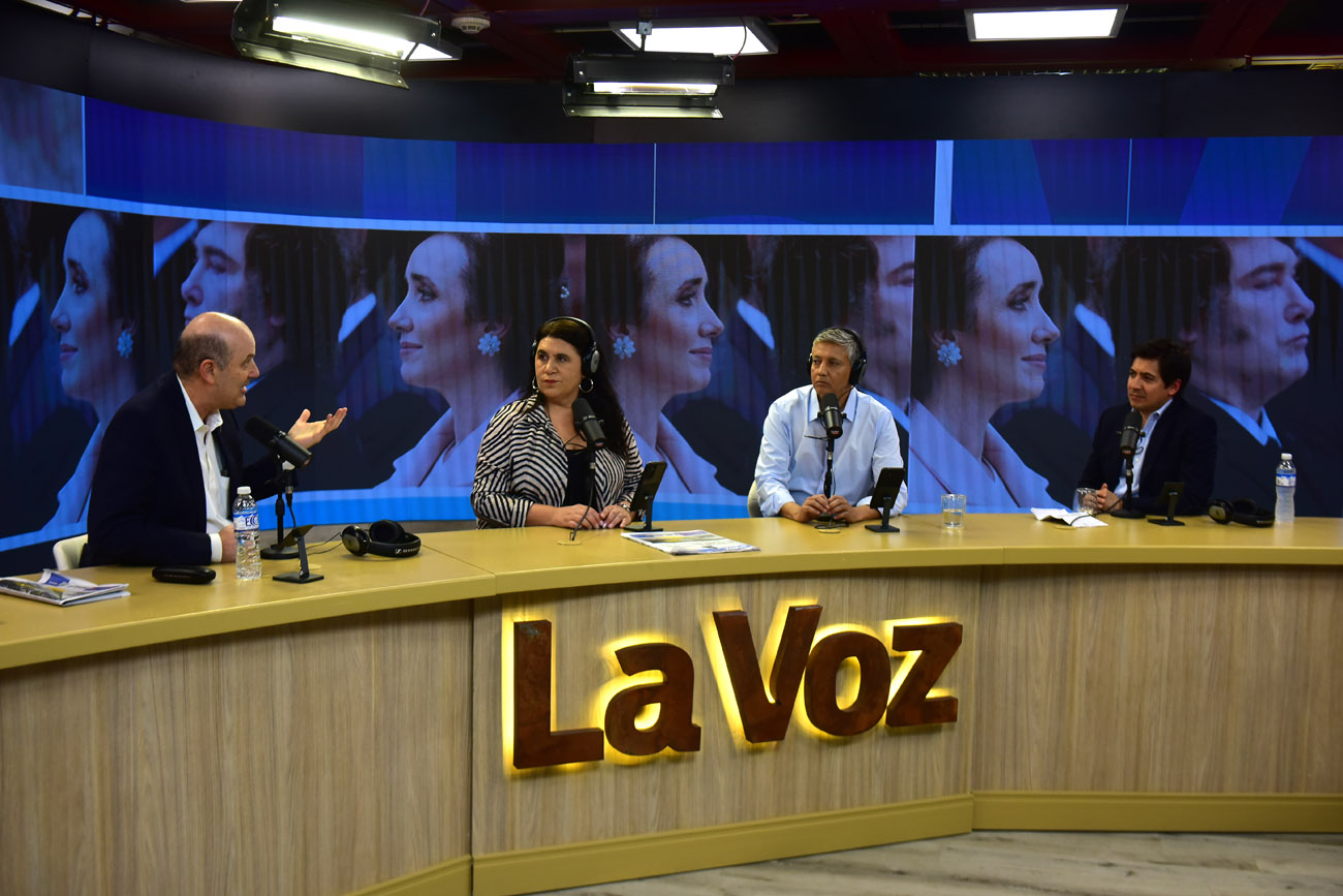 Federico Sturzenegger y Gonzalo Roca en el streaming de La Voz en Vivo.  (Nicolás Bravo / La Voz)