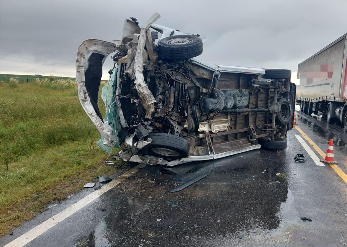 Río Cuarto: dos personas fallecieron tras un choque frontal en Ruta 7 (Prensa Policía de Córdoba)