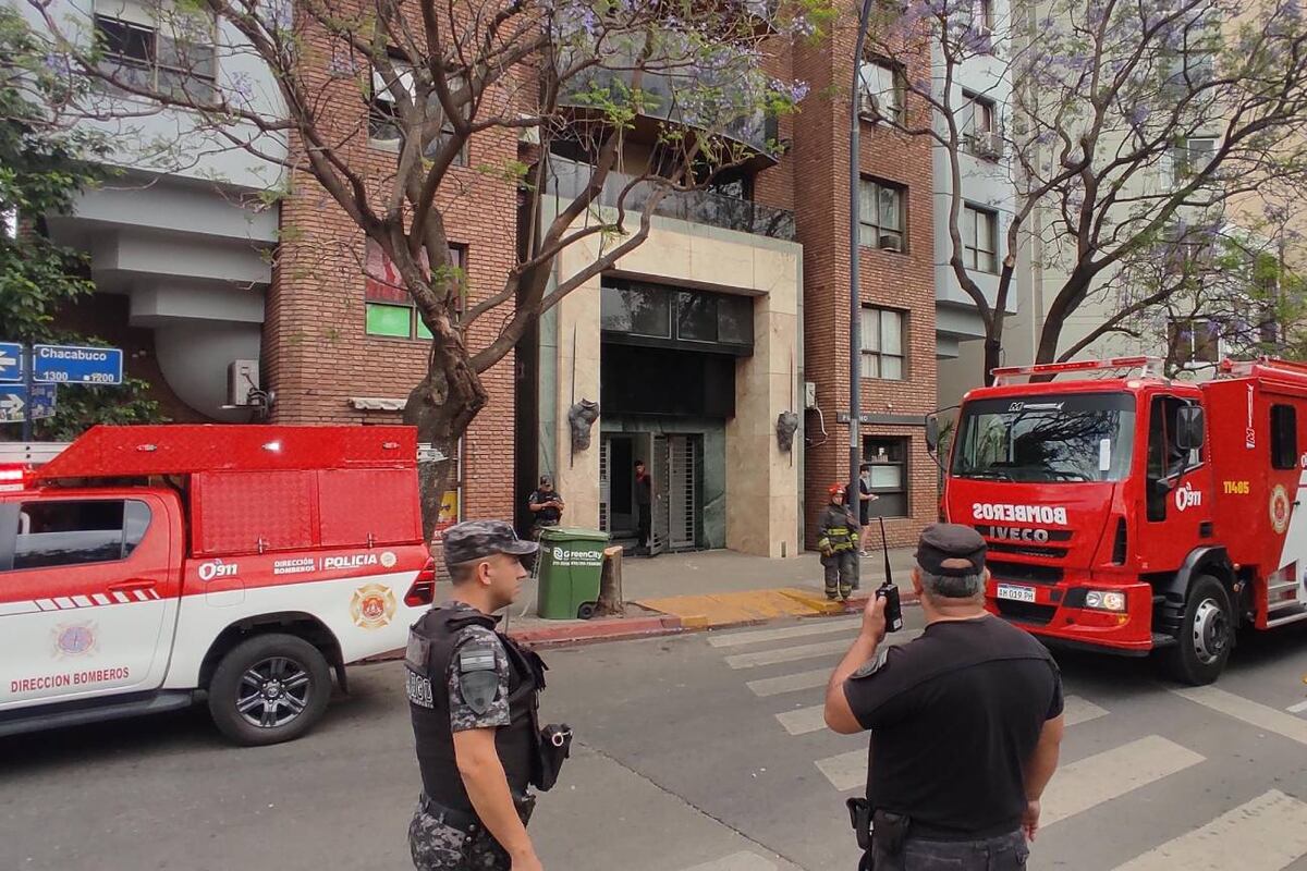 Bomberos y personal del CAP trabajaron en el piso 14 de un edificio de Nueva Córdoba, donde un hombre resultó con quemaduras tras la deflagración de alcohol mientras encendía un carbón aromático. (Policía de Córdoba)