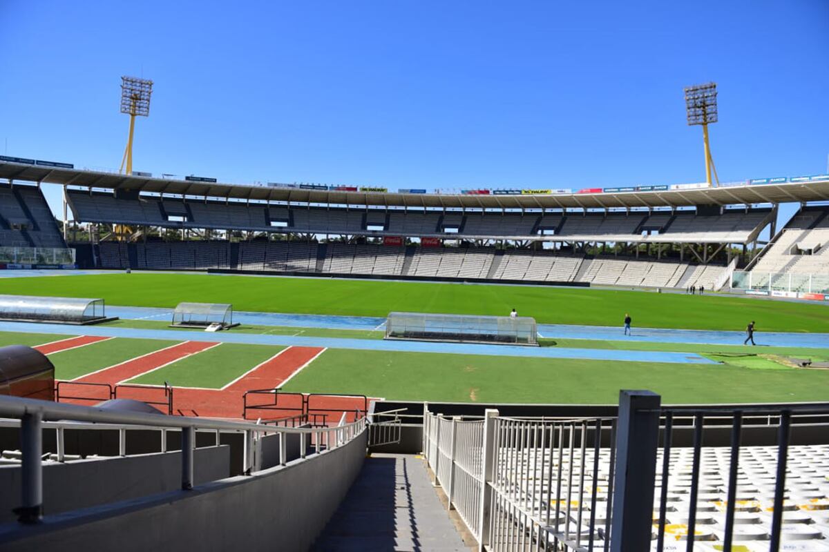 El estadio Mario Alberto Kempes trabaja en el mantenimiento del campo de juego para recibir el River - Boca de los cuartos de final de la Copa de la liga Profesional. (José Gabriel Hernández)
