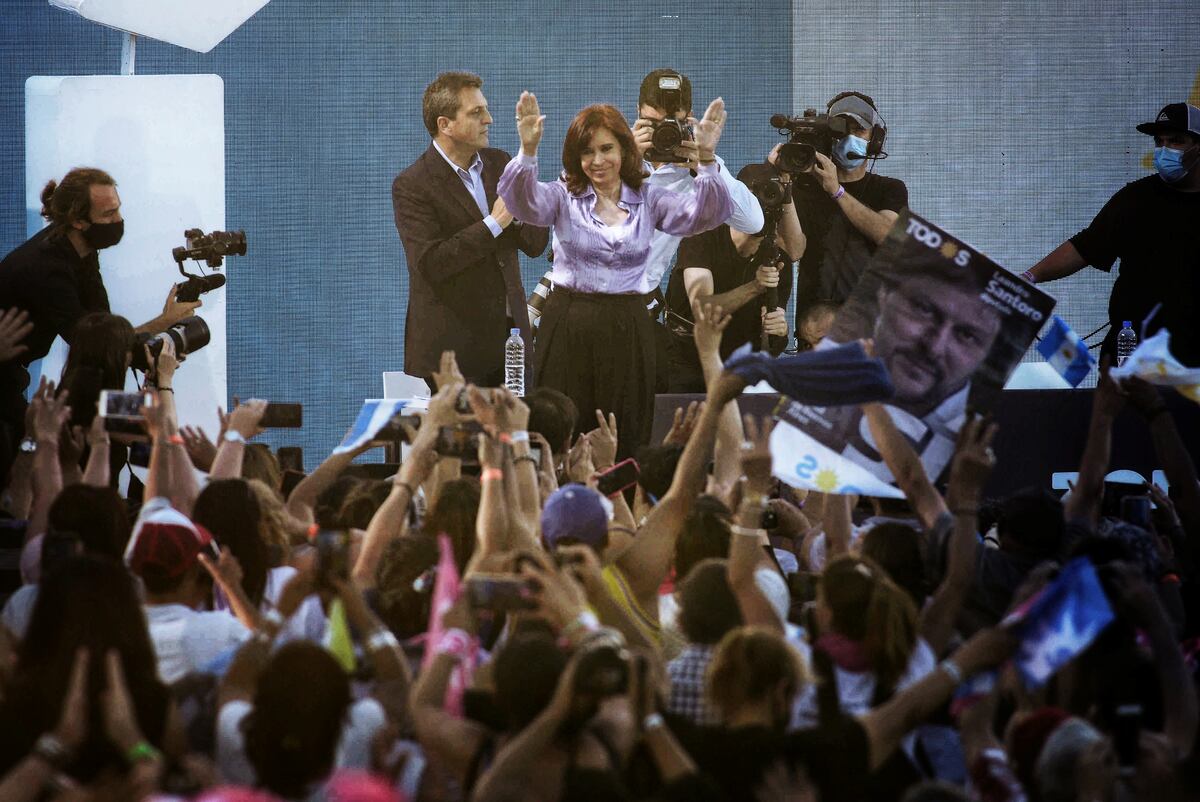 Cierre de campaña del Frente de Todos en el parque municipal Nestor Kirchner de Merlo. El acto es encabezado por el presidente Alberto Fernández junto a la Vicepresidenta Cristina Fernández de Kirchner. Además participan los candidatos de provincia y Capital (Victotia Tolosa Paz, Daniel Gollan, Leandro Santoro), Gobernadores y funcionarios Nacionales.
Fotos CLARIN