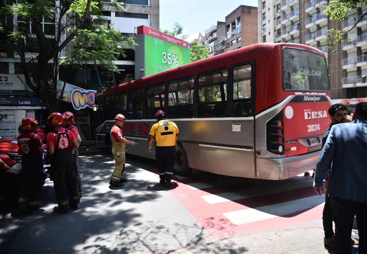 Córdoba: un colectivo sin chofer embistió a dos personas e impactó contra un quiosco sobre bulevar Chacabuco e Illia. (Pedro Castillo / La Voz)