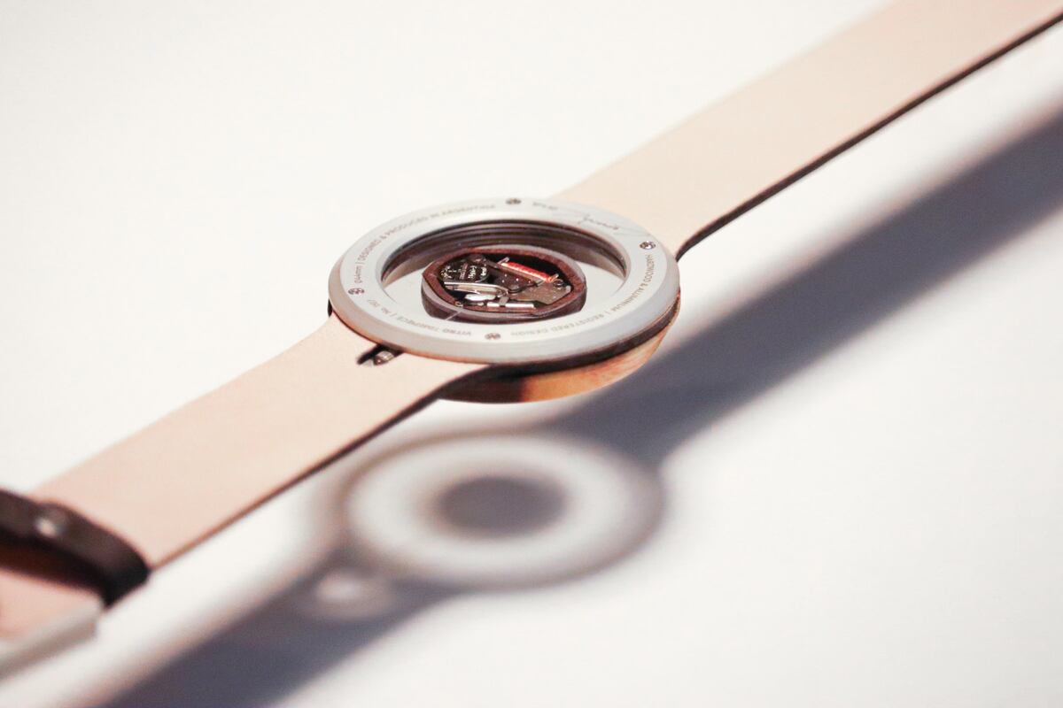 Un diseñador cordobés creó un reloj desde cero y recibió el Sello de Buen Diseño argentino. (Leonardo Liendo)
