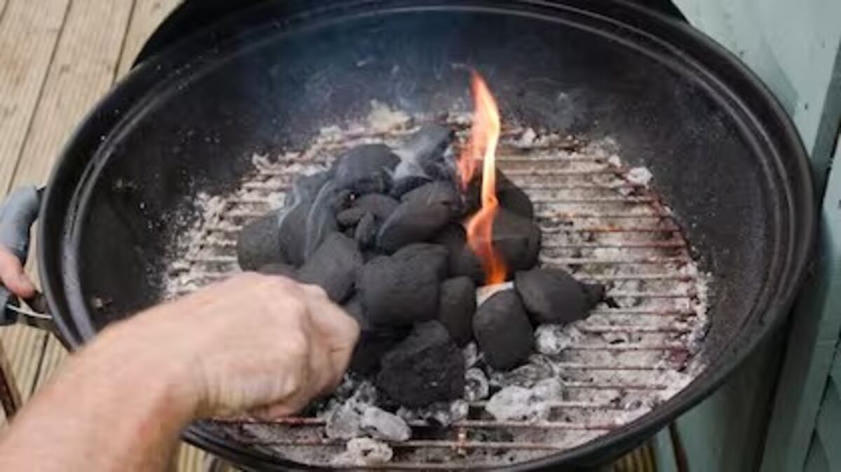 El truco definitivo para encender el carbón: brasas listas para el asado en menos de 15 minutos
